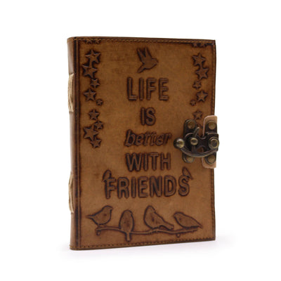 Barátság jegyzetfüzet - Bőrnapló madármotívummal - világos tan - 7x5" - ideális ajándék szeretteinek, dombornyomott "Life is Better with Friends" üzenettel - 100 üres oldal, vintage zár, kompakt méret