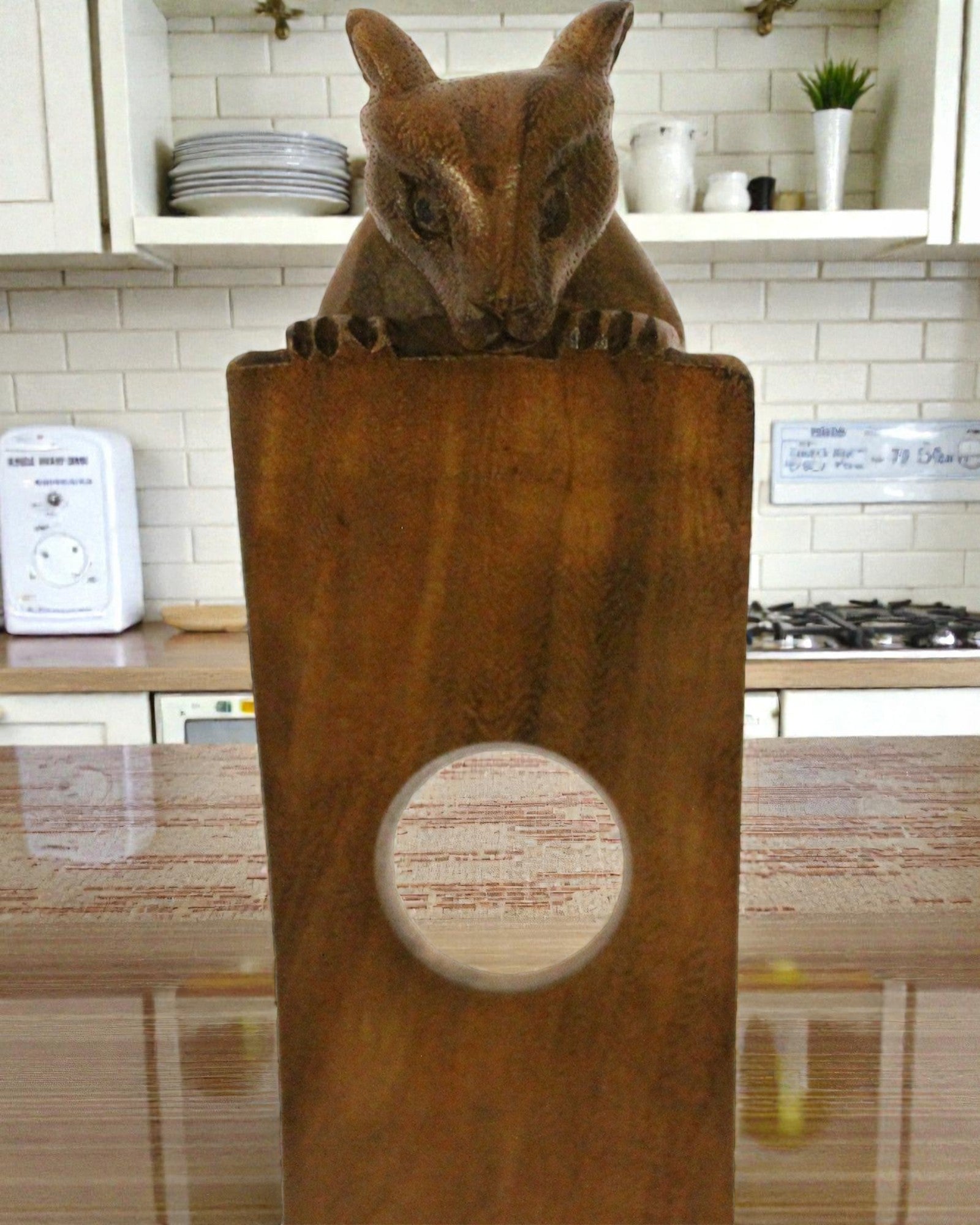 Erdei egyensúly – faragott, kiegyensúlyozó borosüveg-tartó egérkével