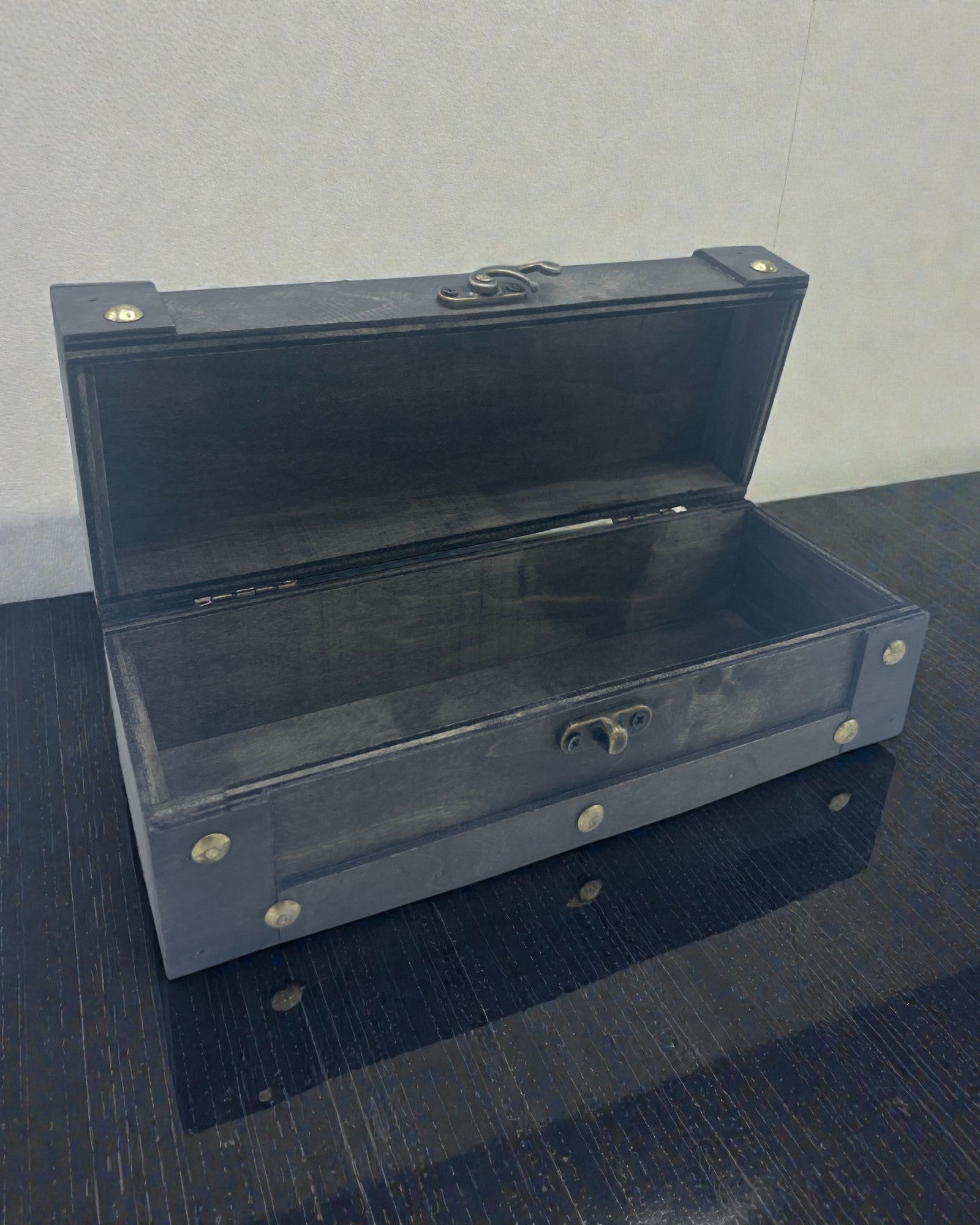 Karcsú teásláda – hosszú, szürke doboz