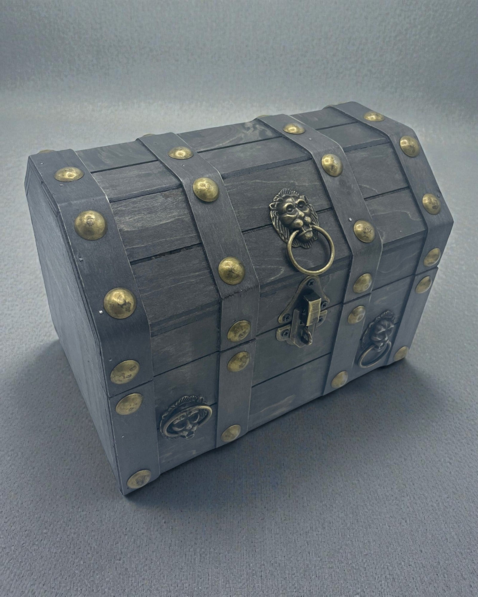 Kincskereső ládája – nagy, szürke, régies láda fémveretekkel