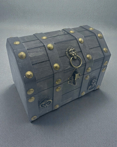 Kincskereső ládája – nagy, szürke, régies láda fémveretekkel