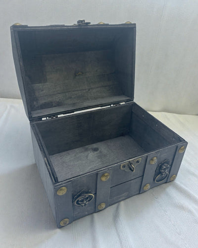 Kincskereső ládája – nagy, szürke, régies láda fémveretekkel