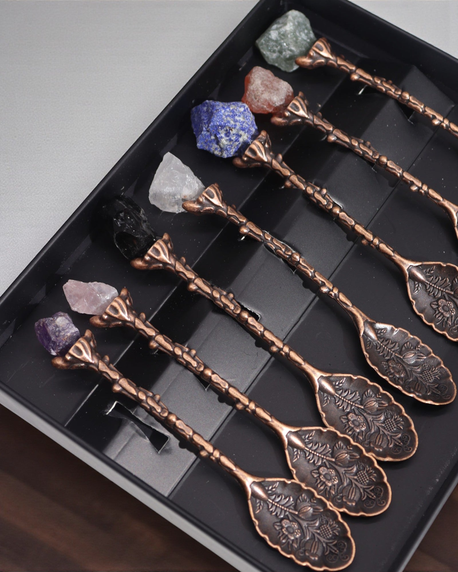 Arcana Aurea – 7 db barna boszorkánykanál készlet természetes kövekkel