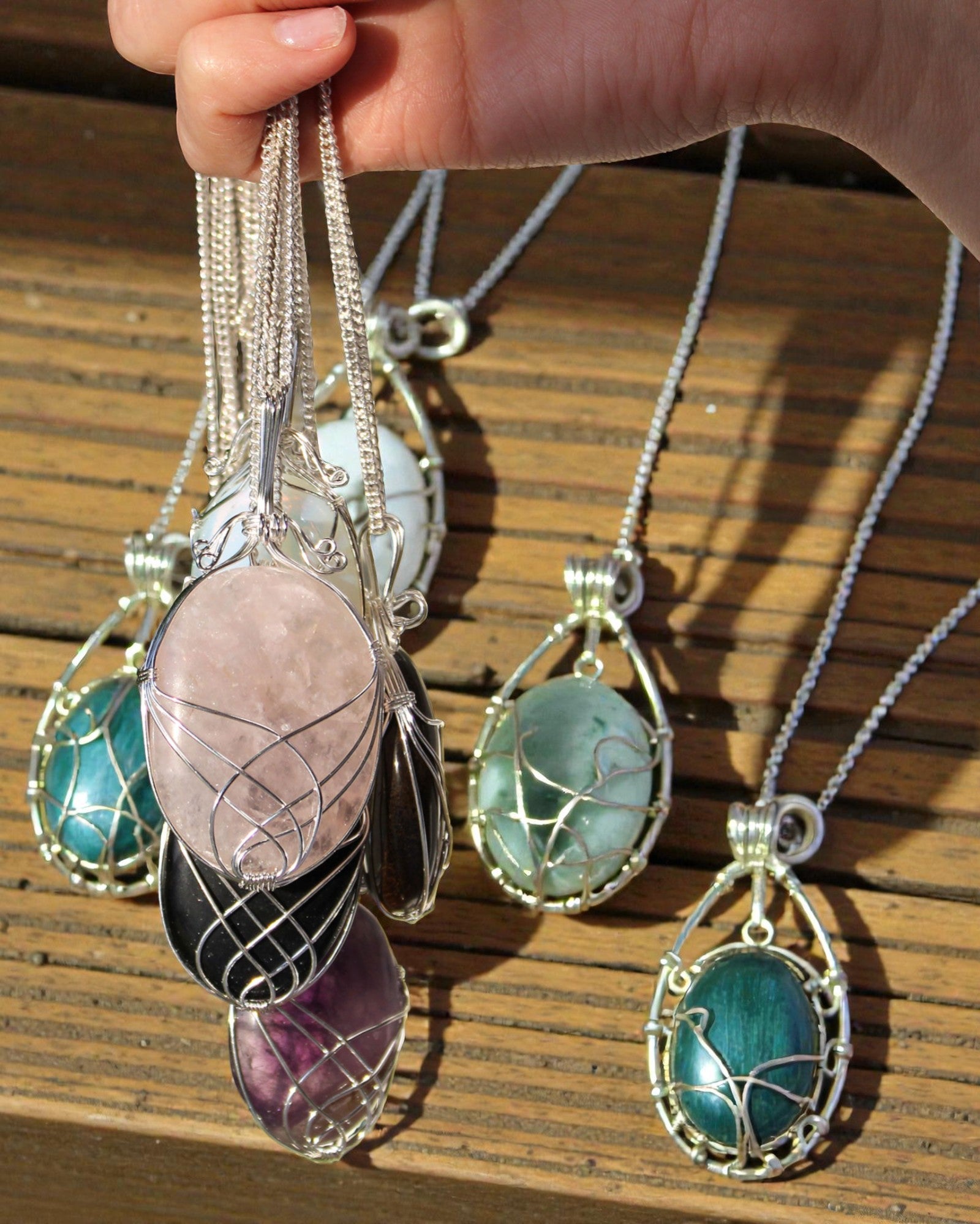 Örvényes foglalású drágakő nyaklánc – rózsakvarc