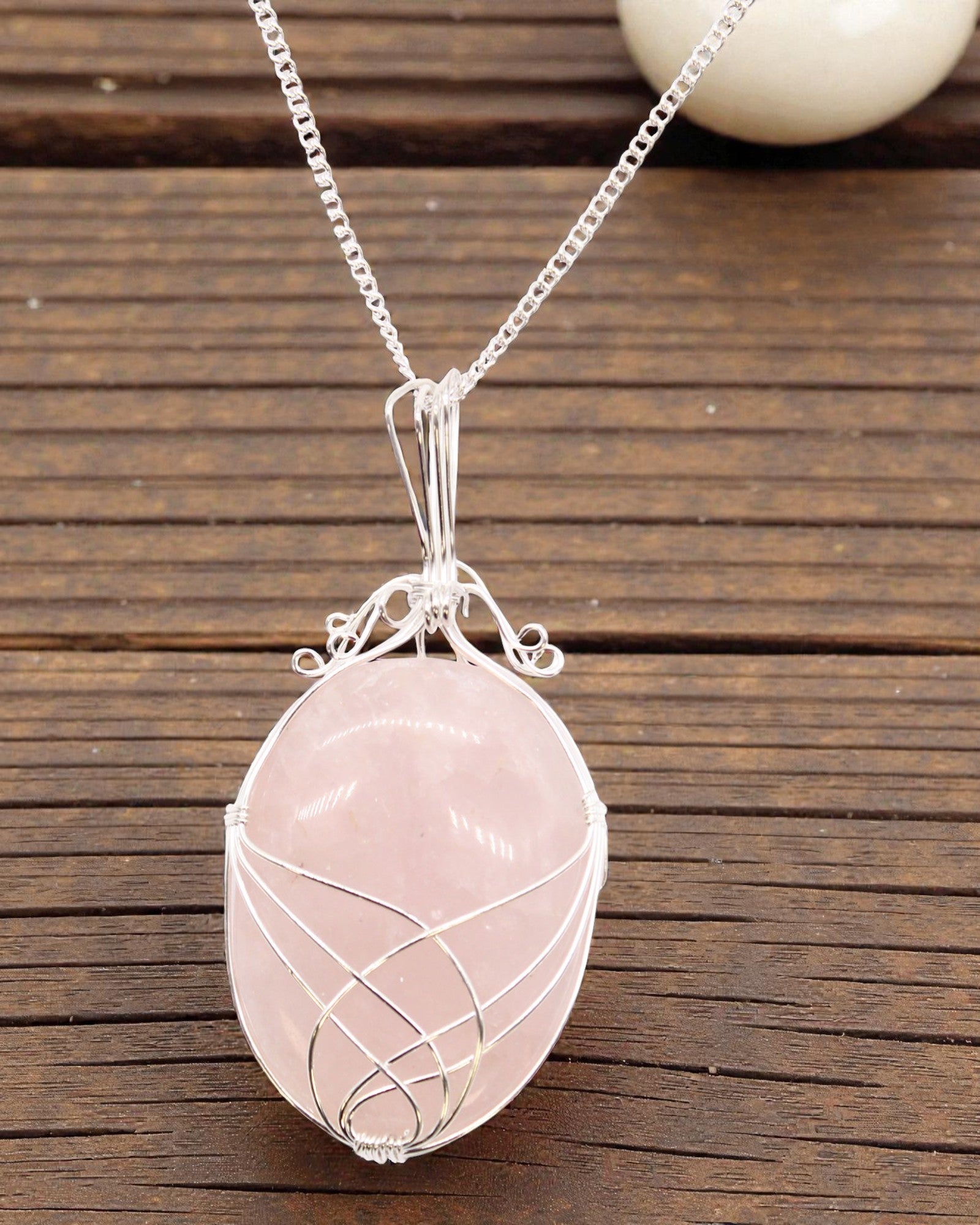 Örvényes foglalású drágakő nyaklánc – rózsakvarc