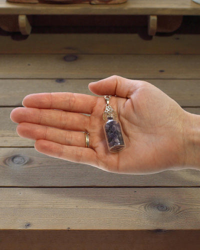 A nyugalom üvegcse – Nyaklánc ametiszttel üvegcsében