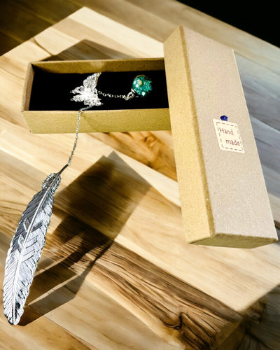 Retro stílusú kreatív könyvjelző toll- és pillangómotívummal – Elegáns promóciós ajándék, ezüst/kék színben