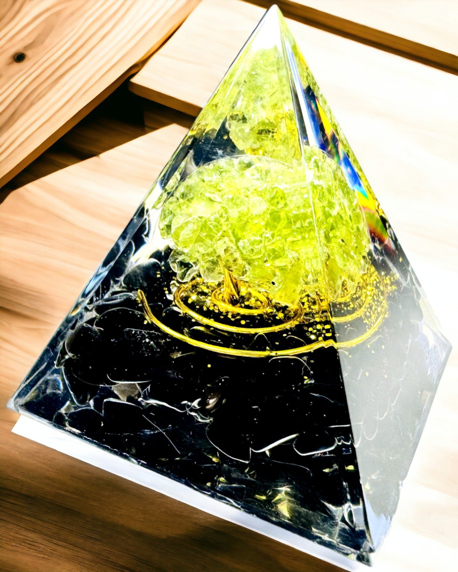 Orgonit Reiki Piramis Természetes Kristályokkal - Dekoratív Szimbólum a Csakra Energia Egyensúlyához