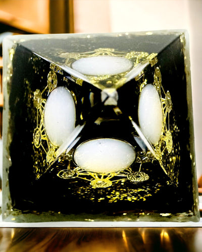 Orgonit Piramis Obszidiánnal – Csakra Energia Generátor, Reiki Meditációs Eszköz Természetes Kővel