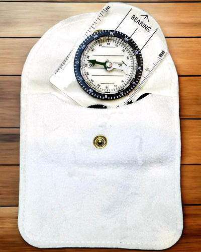 Turisztikai iránytű "Kalandor Útmutató" - Átlátszó, Mini Akril Függőzsinórral és Térkép Skálával, Gravírozással