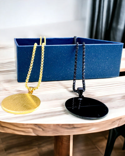 "Urban Elegance" medál – Kerek Medál Két Színű Rozsdamentes Acélból, Személyre Szabható