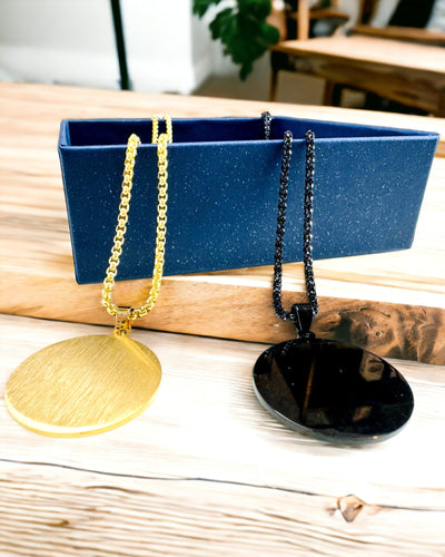 "Urban Elegance" medál – Kerek Medál Két Színű Rozsdamentes Acélból, Személyre Szabható