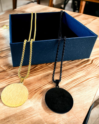 "Urban Elegance" medál – Kerek Medál Két Színű Rozsdamentes Acélból, Személyre Szabható