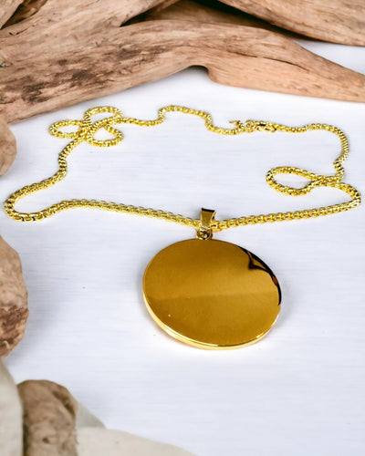 "Urban Elegance" medál – Kerek Medál Két Színű Rozsdamentes Acélból, Személyre Szabható