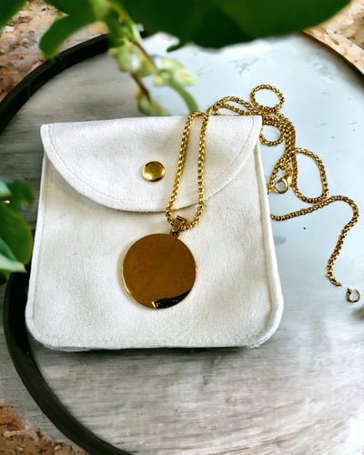 "Urban Elegance" medál – Kerek Medál Két Színű Rozsdamentes Acélból, Személyre Szabható