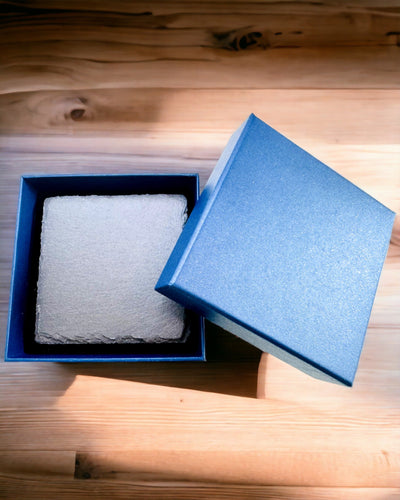 Természetes kőből készült, személyre szabott gravírozással ellátott alátét kávéhoz, teához – Négyzet, kör, hatszög, 10 cm