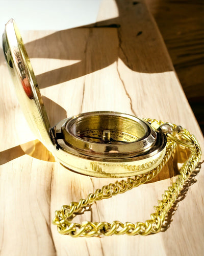 Arany színű Kompasz Kaland – Elegáns Felfedező Navigátor