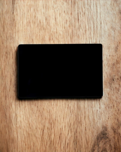 Exkluzív Fekete Fém Névjegykártya Személyre Szabási Lehetőséggel – Ideális Ajándék