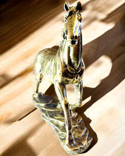 "Galoppozó Ló Szobor Gyantából Gravírozási Lehetőséggel"