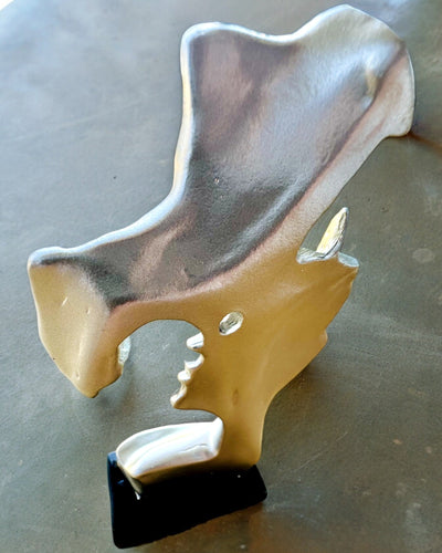 "Elegancia a Kőben" ezüst színű figura - Dekoratív, Gravírozási Opcióval, 2 választható méretben