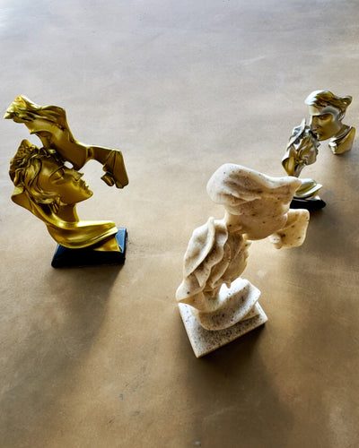 "Elegancia a Kőben" ezüst színű figura - Dekoratív, Gravírozási Opcióval, 2 választható méretben