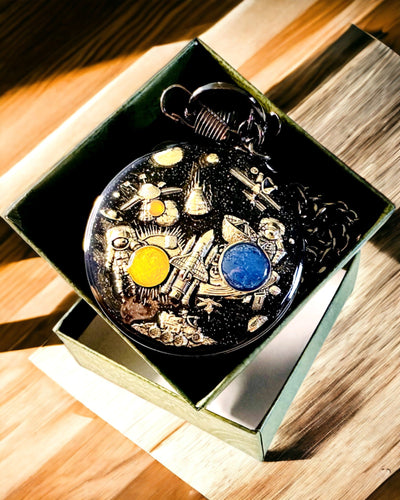 "Astrum Temporis" zsebóra - Fekete keret. Gravírozással személyre szabható.