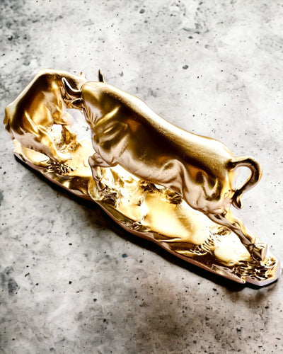 "Duel Mocarzy - Dekoratív Szobor Bika és Medve - személyre szabható gravírozással - arany szín"