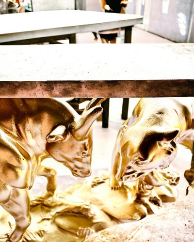 "Duel Mocarzy - Dekoratív Szobor Bika és Medve - személyre szabható gravírozással - arany szín"