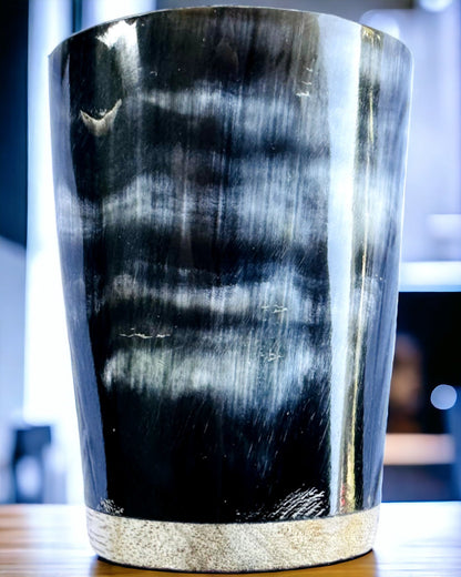 Kézzel készített kis bögre gravírozási lehetőséggel, indiai pohár, személyre szabható ajándék, gravírozás. Sötét színű.