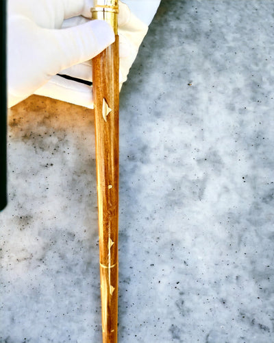 Kézzel faragott utazóbot, sétáláshoz "Királyi Vándor" barna színben arany díszítésekkel