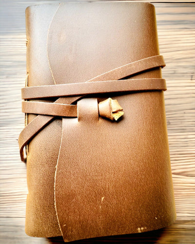 Prémium "RetroNotes" Jegyzetfüzet – Elegáns jegyzetfüzet Valódi Bőrből - 200 oldal, 120g, jegyzetfüzet, vázlatfüzet, barna szín, gravírozással személyre szabható