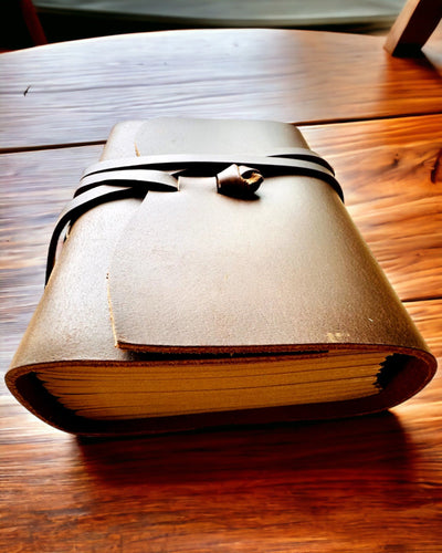 Prémium "RetroNotes" Jegyzetfüzet – Elegáns jegyzetfüzet Valódi Bőrből - 200 oldal, 120g, jegyzetfüzet, vázlatfüzet, barna szín, gravírozással személyre szabható