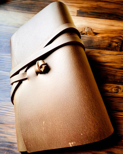 Prémium "RetroNotes" Jegyzetfüzet – Elegáns jegyzetfüzet Valódi Bőrből - 200 oldal, 120g, jegyzetfüzet, vázlatfüzet, barna szín, gravírozással személyre szabható