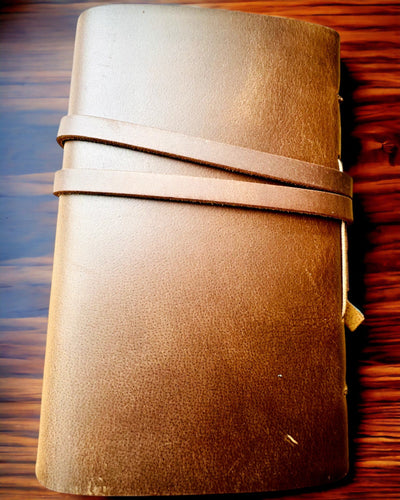 Prémium "RetroNotes" Jegyzetfüzet – Elegáns jegyzetfüzet Valódi Bőrből - 200 oldal, 120g, jegyzetfüzet, vázlatfüzet, barna szín, gravírozással személyre szabható