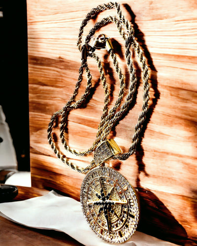 Glamour stílusú, cirkóniával díszített iránytű medálos nyaklánc nőknek és férfiaknak - arany szín, gravírozás