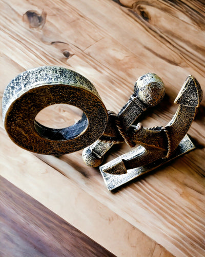 Rusztikus Horgony Szobor Gyantából - "Tengeri Legenda", horgony személyre szabás gravírozással