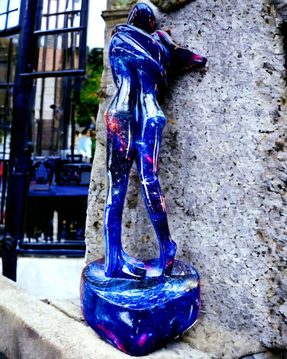 "Kozmikus Ölelés - Gyanta Figura Gravírozási Lehetőséggel"