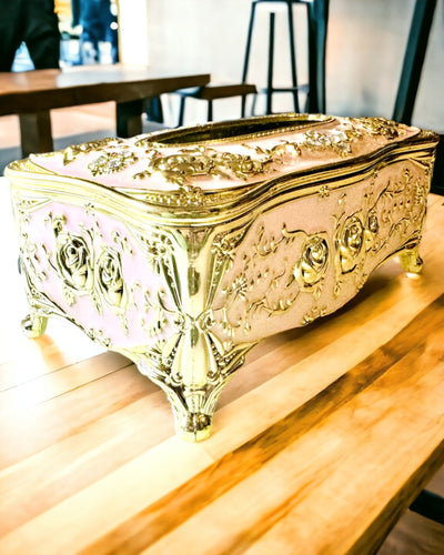 Elegáns Rózsaszín Zsebkendőtartó Doboz Dombornyomott Rózsákkal – Luxus Kiegészítő a Nappaliba, Szállodába vagy Klubba