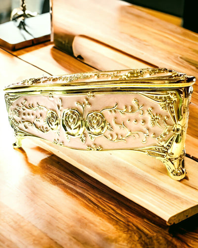 Elegáns Rózsaszín Zsebkendőtartó Doboz Dombornyomott Rózsákkal – Luxus Kiegészítő a Nappaliba, Szállodába vagy Klubba