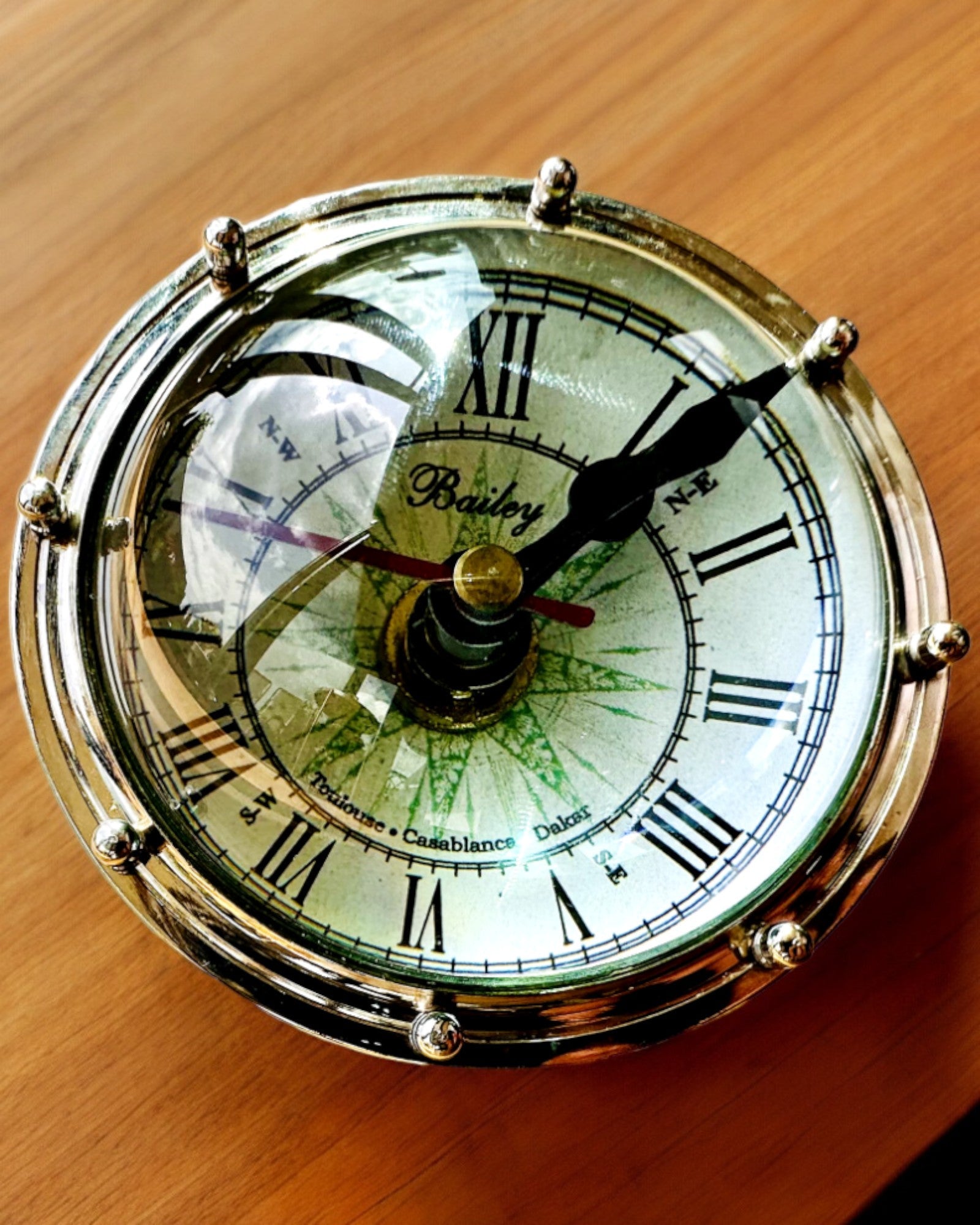 Bailey Compass Clock - Elegáns Óra Kompasszal és Gravírozási Lehetőséggel