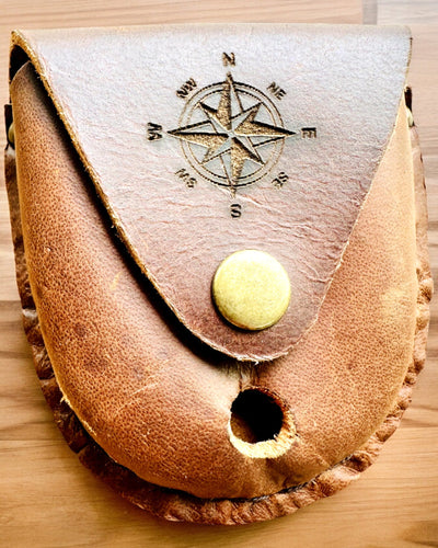 Bőr Tok "Felfedező" - kompakt iránytűhöz vagy zsebórához - személyre szabható gravírozással