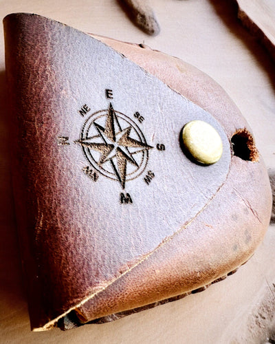 Bőr Tok "Felfedező" - kompakt iránytűhöz vagy zsebórához - személyre szabható gravírozással