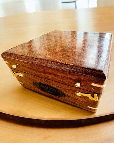 "Gilbert & Sons" Nagy Fa Iránytű Doboz Gravírozási Lehetőséggel