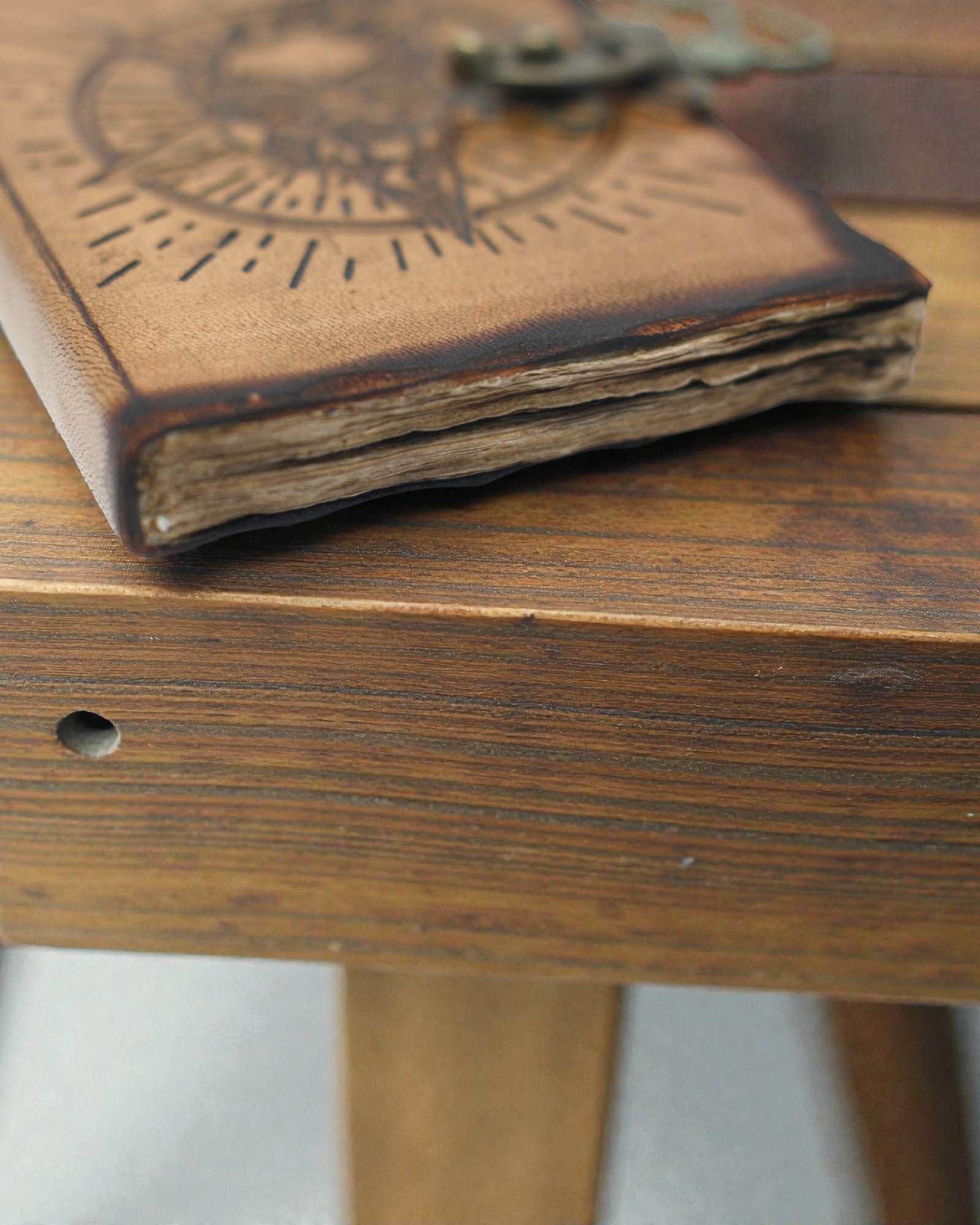 Noctis Sigil – Skórzany Notatnik Pentagram i Czaszka