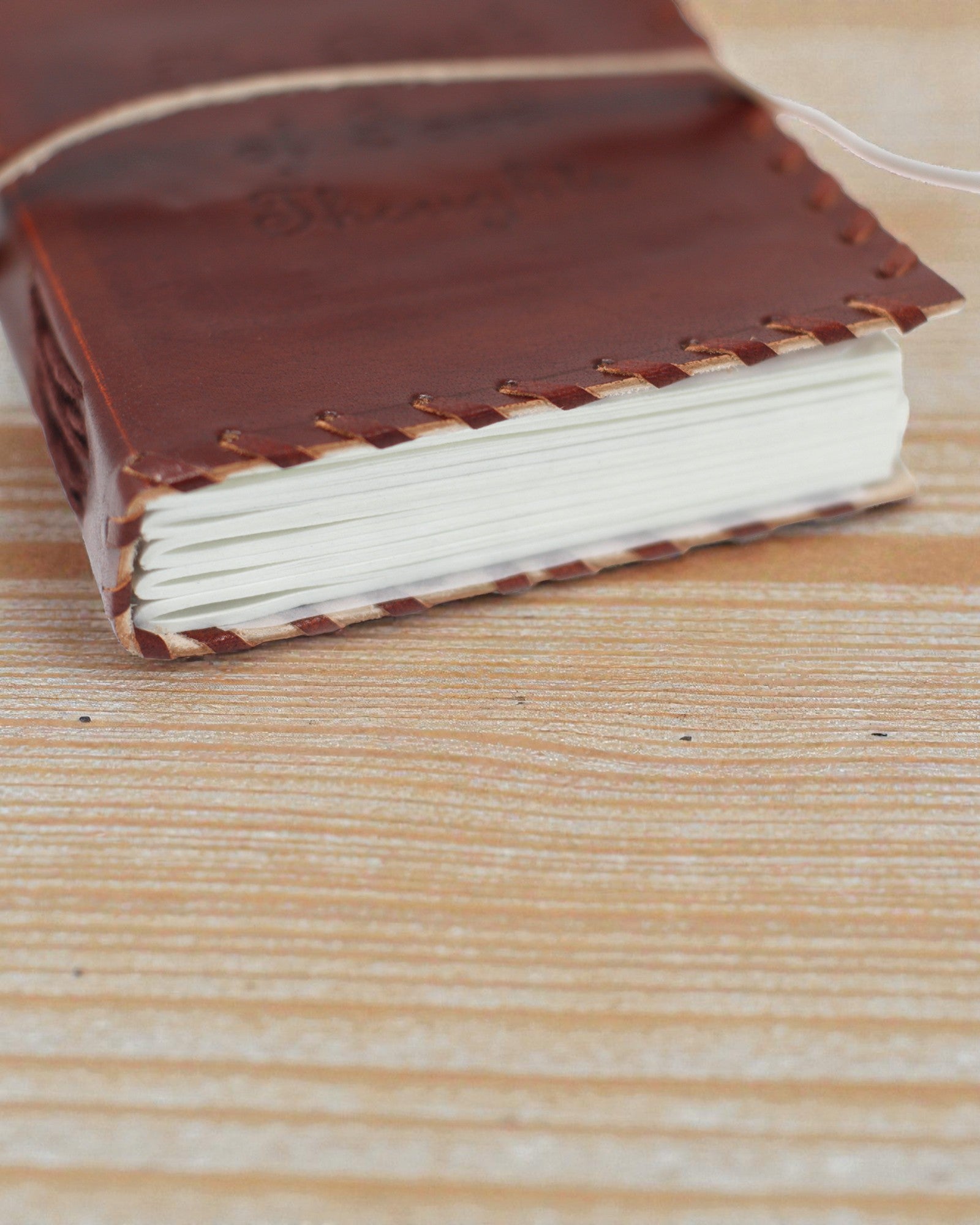 Bőr „Gondolatok jegyzetei” körbetekerhető pántos jegyzetfüzet (38,1x25,4 cm)