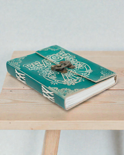 Türkizszínű bőr jegyzetfüzet „Béke” felirattal, cipzárral – Harmónia és nyugalom (18 x 13 cm)