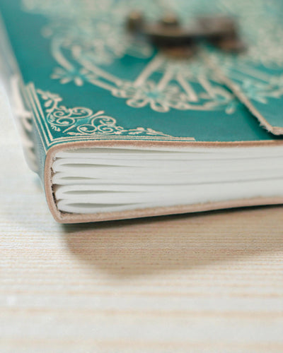 Türkizszínű bőr jegyzetfüzet „Béke” felirattal, cipzárral – Harmónia és nyugalom (18 x 13 cm)