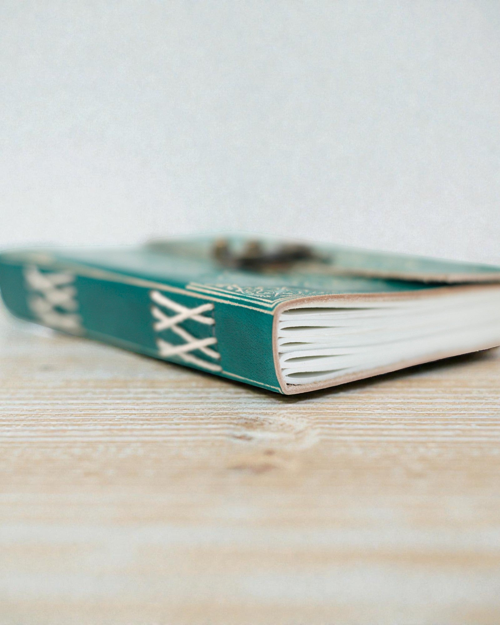 Türkizszínű bőr jegyzetfüzet „Béke” felirattal, cipzárral – Harmónia és nyugalom (18 x 13 cm)