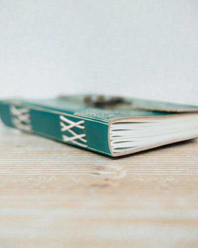 Türkizszínű bőr jegyzetfüzet „Béke” felirattal, cipzárral – Harmónia és nyugalom (18 x 13 cm)