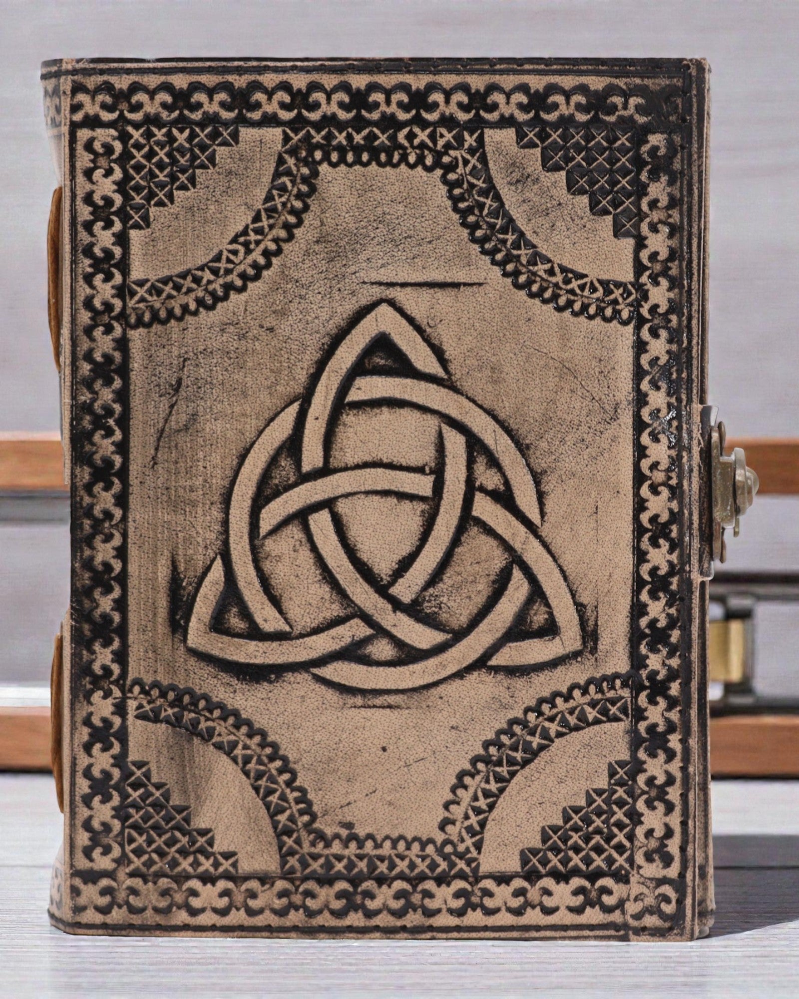 Kör triquetra – ezoterikus jegyzetfüzet – vörösbarna – 200 oldal – öltött szegéllyel – 17.5x12.5x3cm